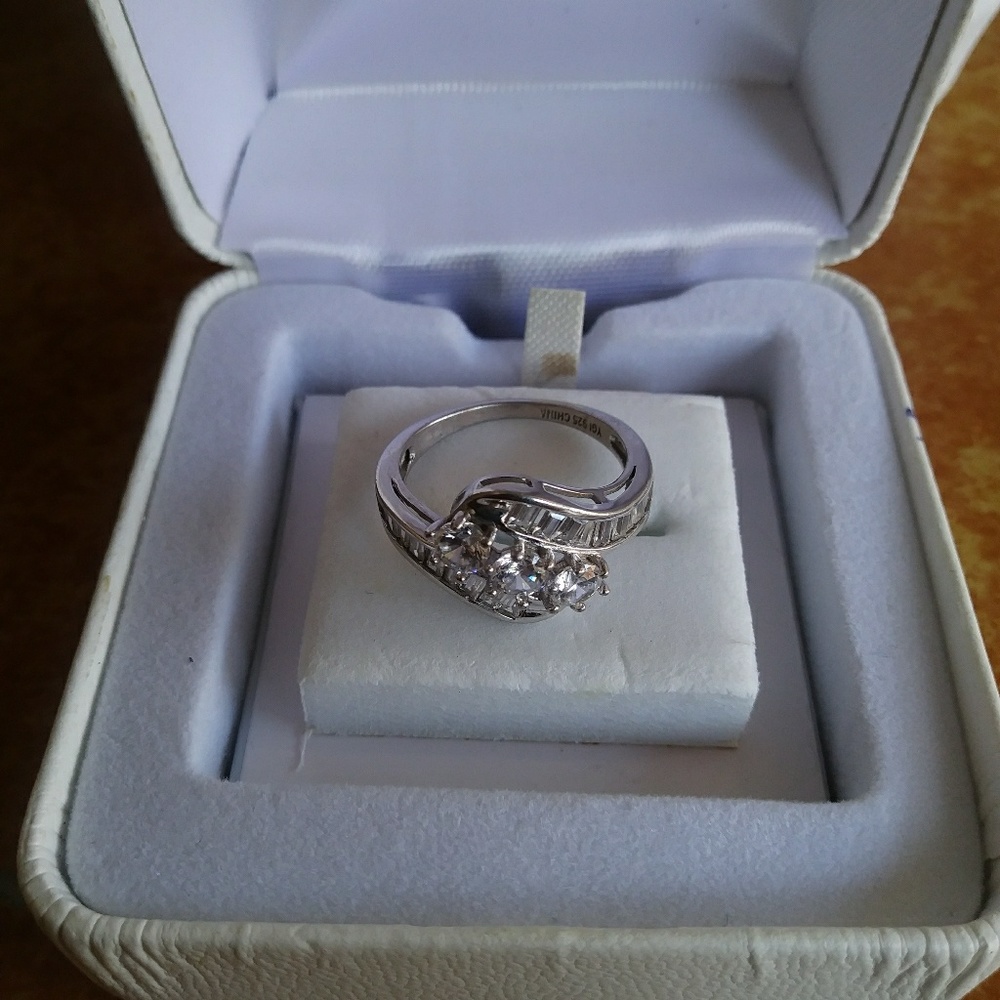 Ring size 6-6 1/2.  YGI 925 BEAUTIFUL RING &BOX